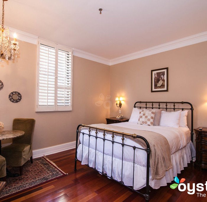 Herald Square Hotel Renovated Queen Room - Window and Seating Area